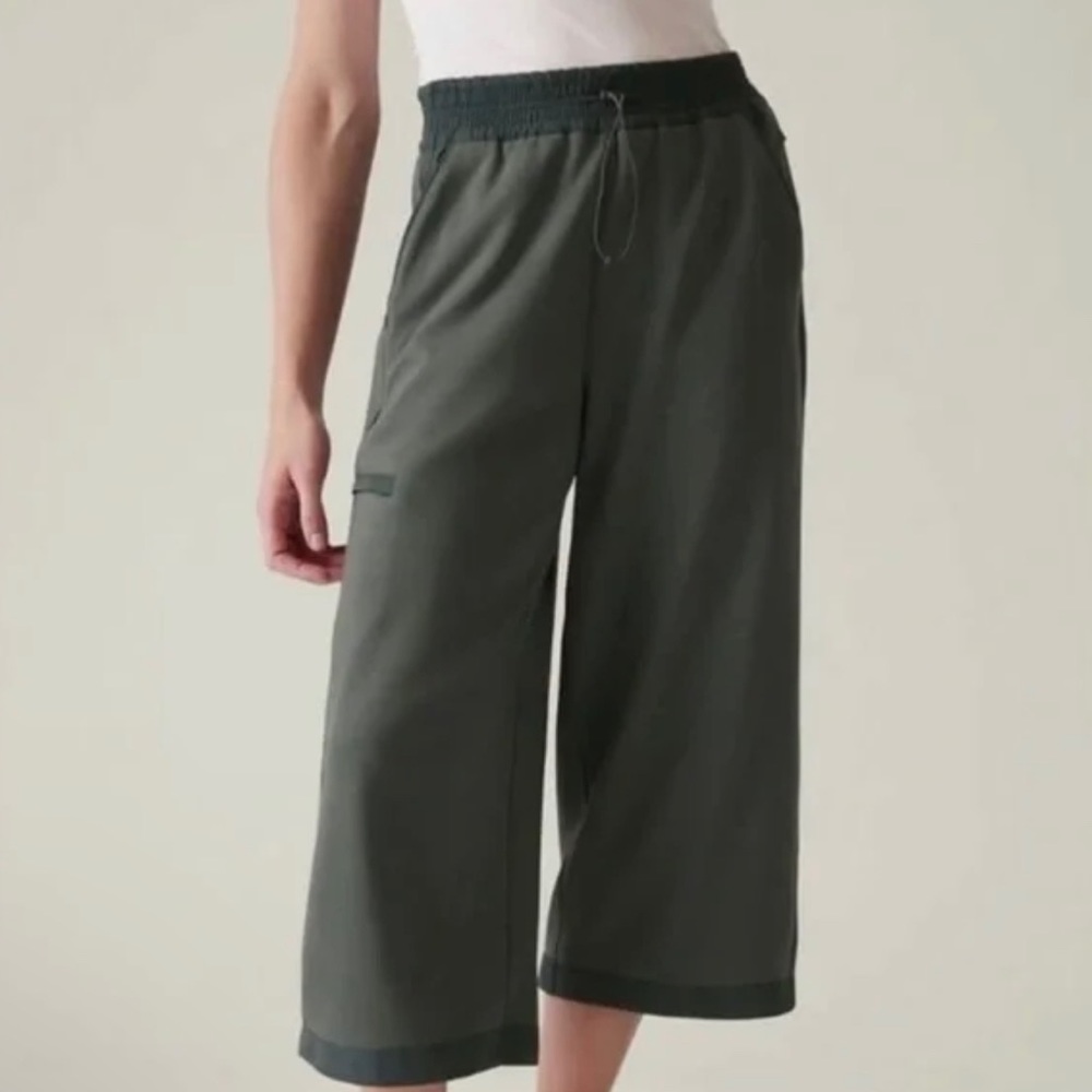 ATHLETA triumph hybrid wide leg crop